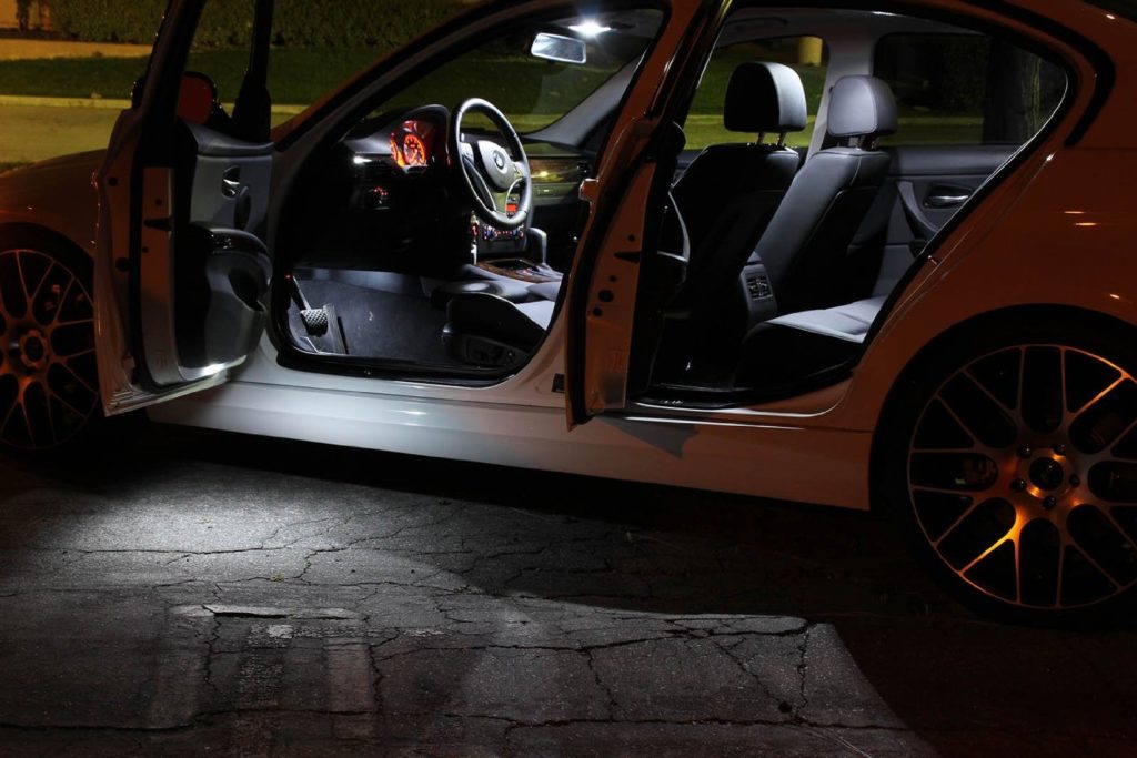 How to adjust the ambient lighting settings in the Infiniti Q50’s